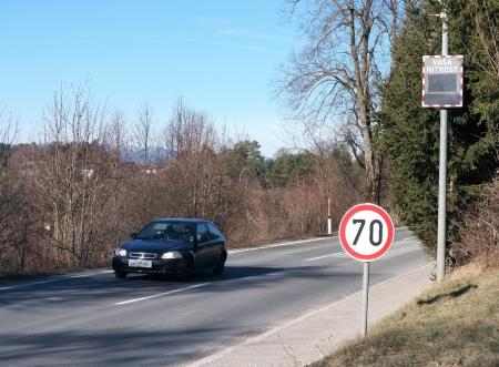 Prikazovalnik hitrosti Peščenk v začetku naselja Foto Boštjan Otoničar